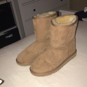BRAND NEW NEVER WORN CHESTNUT UGGS